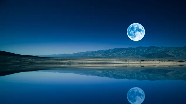 Pemandangan bulan purnama tercermin di danau pada malam hari unduhan