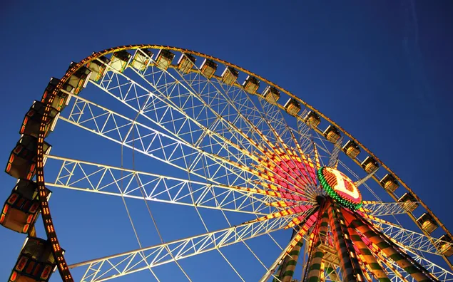 Muat turun Lampu malam roda ferris yang menyeronokkan di taman hiburan dengan lampu berwarna-warni