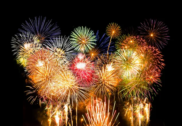 夜空のすべての色を組み合わせた楽しい花火大会 4K 壁紙