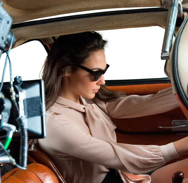 'Gal Gadot' im Auto | Gucci-Fotoshooting 2K Hintergrundbild