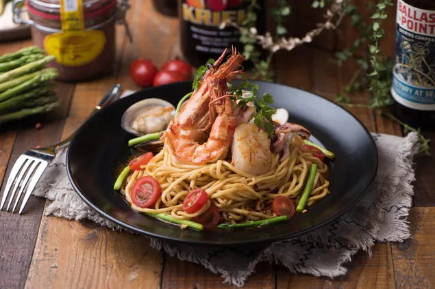 Garlic noodles with shrimp, clams, tomatoes and asparagus 