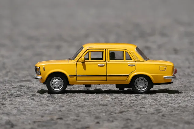 Gele antieke Fiat 125p miniatuur