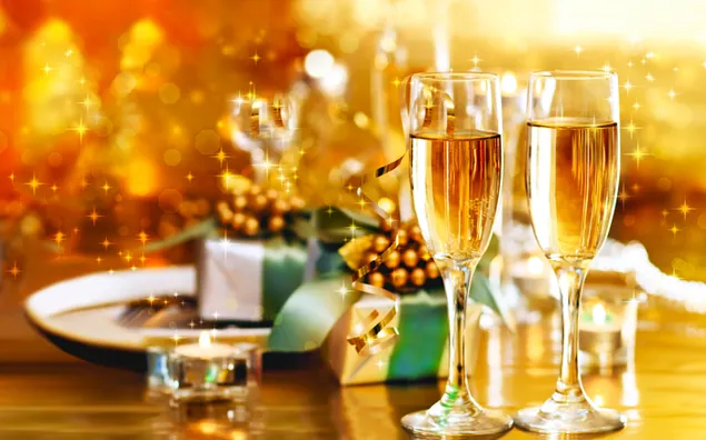 Geschenken op het bord op tafel bereid in geelgouden kleurtinten en drinkglazen bereid voor het nieuwe jaar download