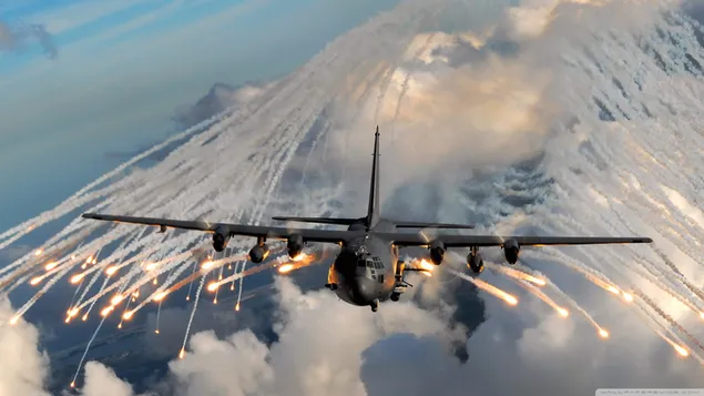 Gevechtsvliegtuig vuren in branden en mist boven de wolk download