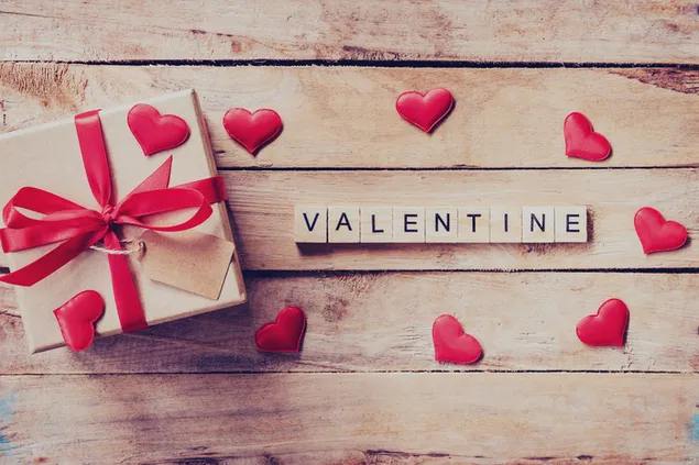 confezione regalo e cubi di lettere di san valentino su sfondo di legno scarica