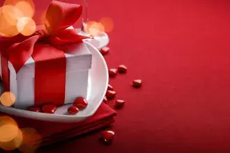 Tapeta Dárková krabička na červeném pozadí - den svatého Valentýna 4K