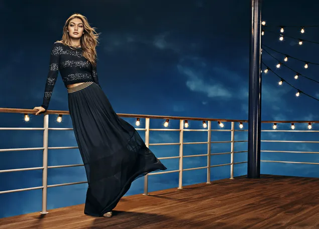 דוגמנית ג'יג'י חדיד לובשת שמלה שחורה עומדת בסיפון 4K טפט