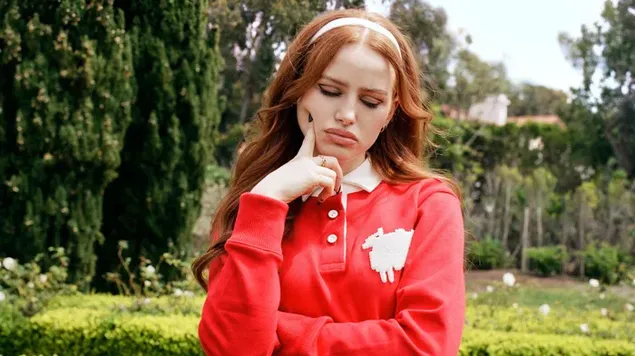 Ginger-Schauspielerin und Youtuberin und die hübsche Madelaine Petsch tragen ein rotes Polo-Sweatshirt mit Naturhintergrund herunterladen