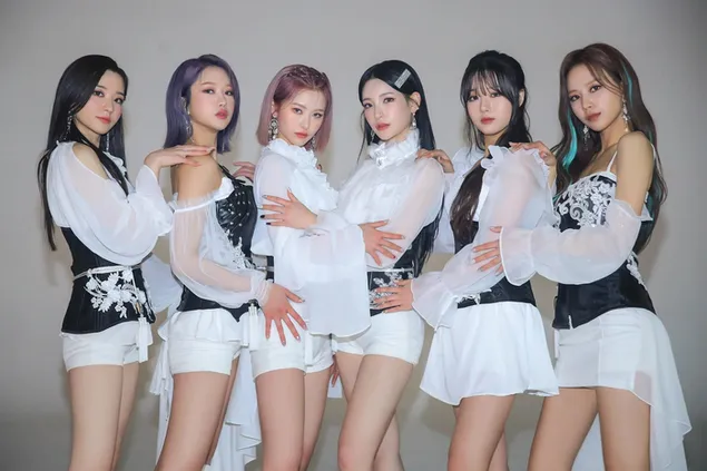 Taustakuva Tyttöbändin jäsenet poseeraavat mustavalkoisissa asuissa 2K