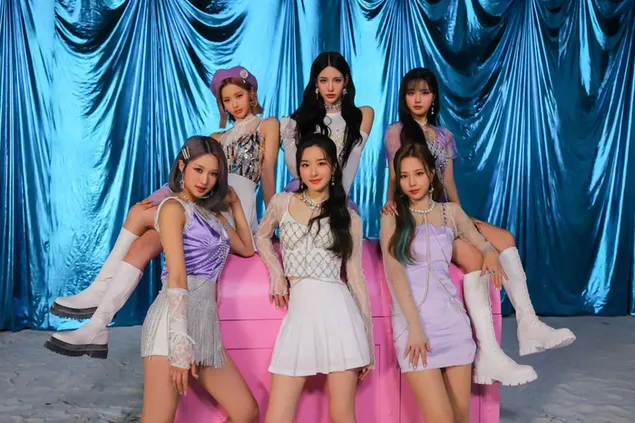 Taustakuva Tyttöbändin jäsenet lavalla poseeraavat HD