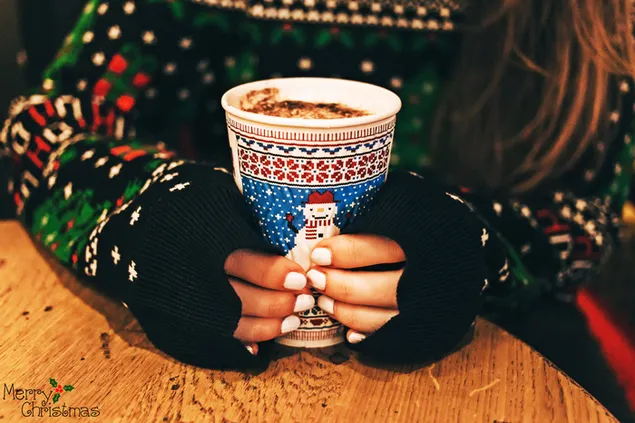 Chica en sudadera de Navidad bebiendo Choco caliente en Navidad