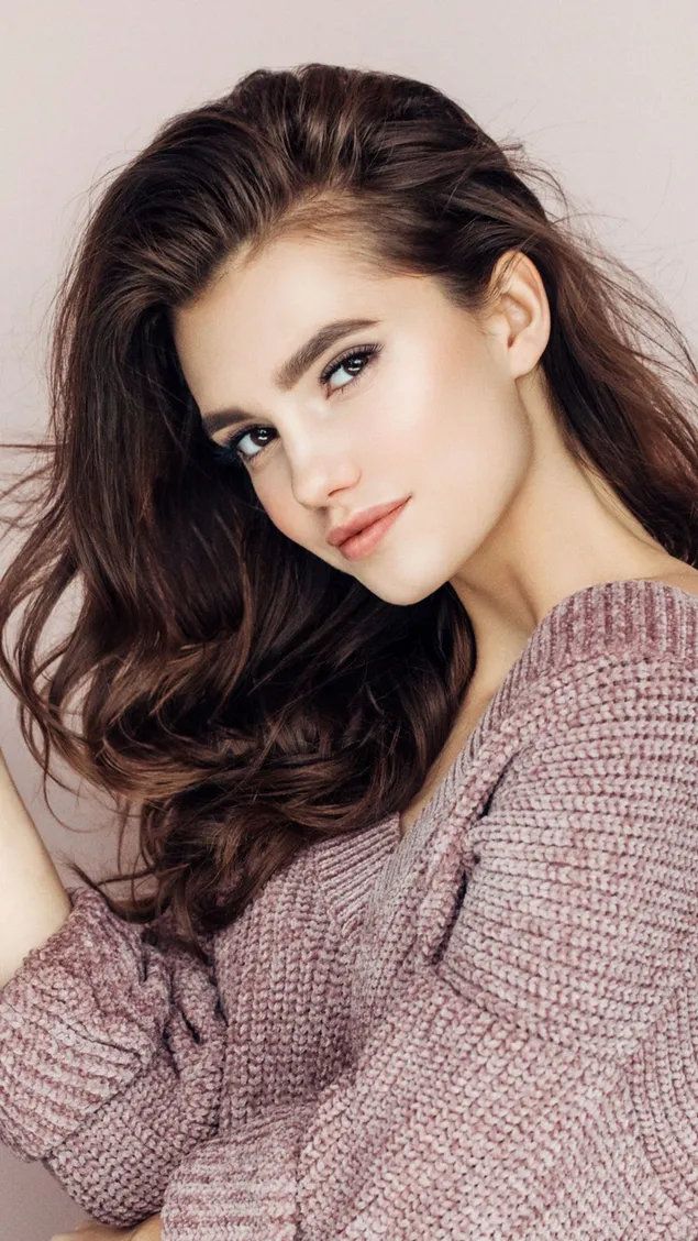 Pose de modelo de chica con cabello hermoso 2K fondo de pantalla