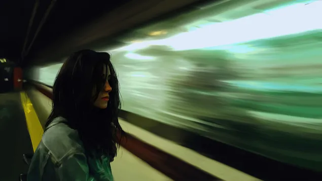 Páipéar balla Cailín fós ag fanacht le duine éigin4K