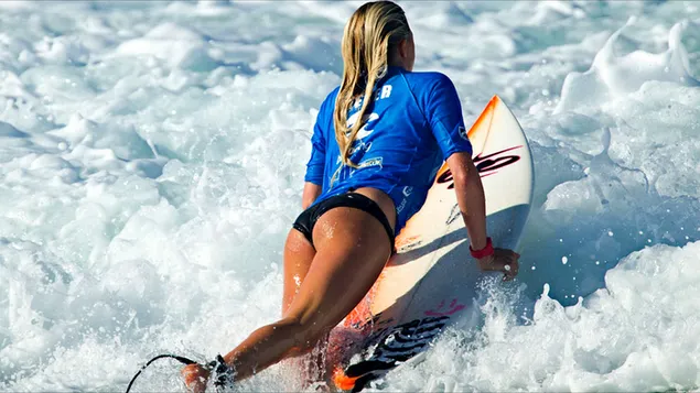 Noia fent surf baixada