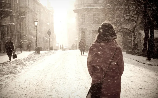 Gadis berjalan di sepanjang jalan di musim dingin