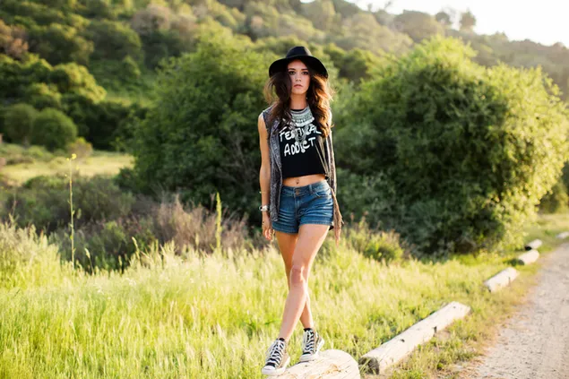 دختری که از روی نرده راه می رود کاغذدیواری  4K