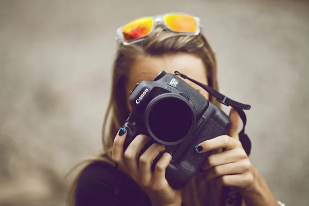 Gadis dengan Kamera Canon