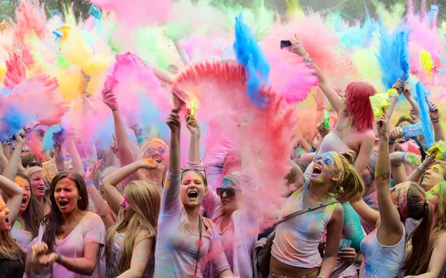 Gadis-gadis merayakan festival holi dengan bubuk warna-warni dan teriakan. unduhan