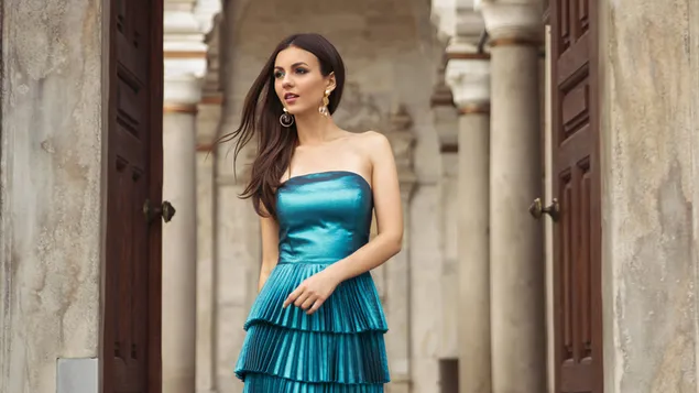 ساحرة 'Victoria Justice' في فستان أزرق جميل (التقطت الصور لمجلة Modeliste) 4K خلفية