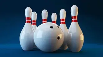 Glänzend wäiss Bowlingkugel prett fir stänneg Kegelen op déifbloen Hannergrond ze schloen 4K Tapeten