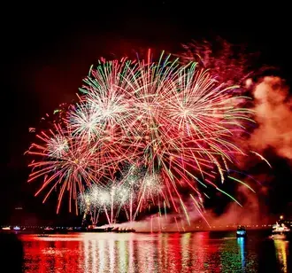Fogos de artifício brilhantes no Natal 2K papel de parede