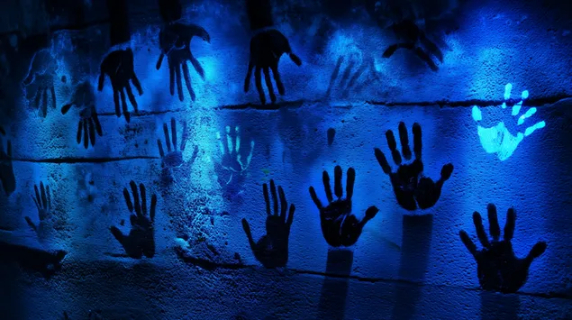 gloeiende veelkleurige handafdrukke op donker agtergrond aflaai