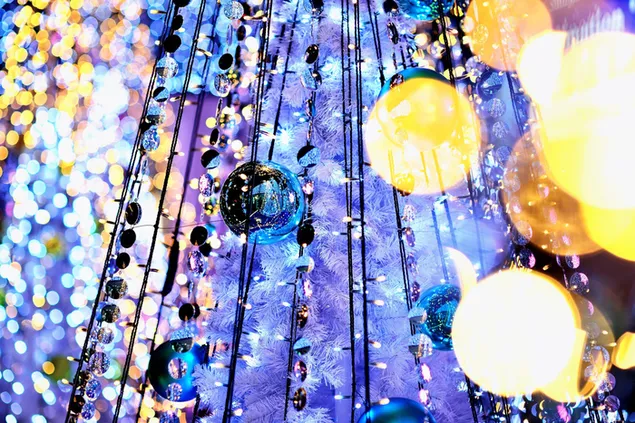 Svetleče belo božično drevo z barvnimi lučkami 2K ozadje