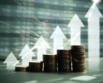 Pièces d'or et flèches montantes sur les graphiques financiers 4K fond d'écran