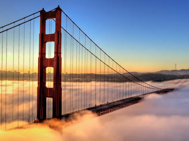 Puente Golden Gate envuelto por la niebla