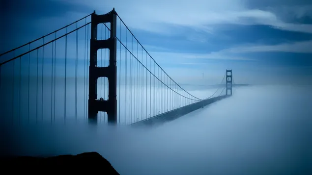 Golden gate bridge in de mist