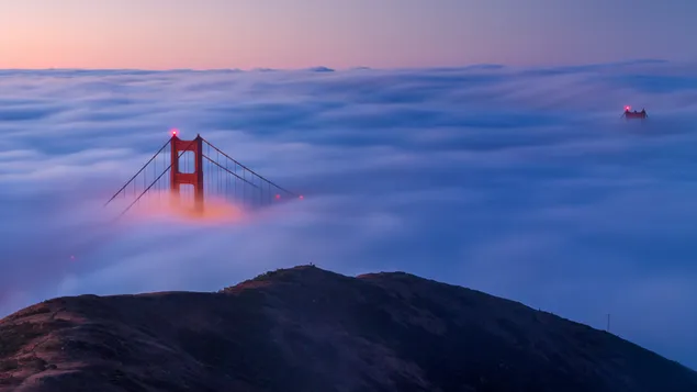 Pont Golden Gate sobre núvols 4K fons de pantalla