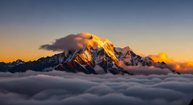 金山日出：雄伟山峰与云海 4K 壁纸