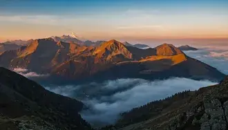 Puncak Emas Di Atas Awan: Panorama Matahari Terbit Alpine 8K kertas dinding