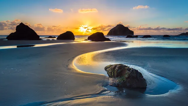 Gouden zonsondergang op het strand download