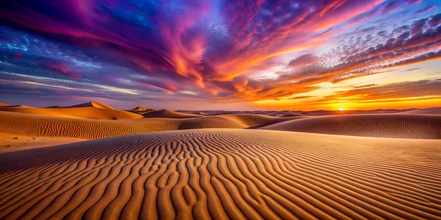 金色暮光笼罩着起伏的沙丘，伴随着充满活力的紫色和粉色日落 4K 壁纸