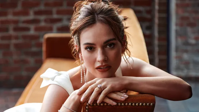 hayan deureseureul ibeun hwaryeohan yeobaeu 'rilri jeimseu' daunrodeu