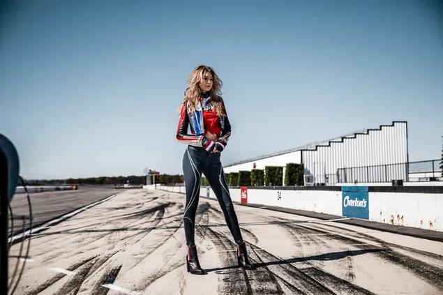 Umwerfendes blondes 'Gigi Hadid' x Tommy Hilfiger Kampagnen-Fotoshooting