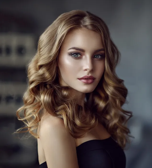 Gorgeous blonde girl with wavy hair 4K wallpaper