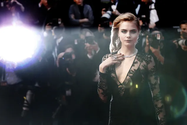 'Cara Delevingne' מהממת בשמלה שחורה שקופה 4K טפט