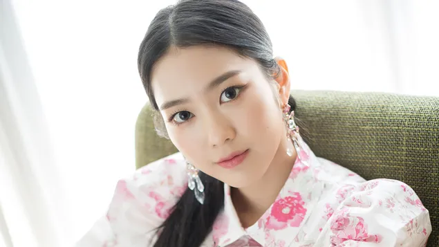 '오마이걸'(K팝 밴드)의 '논스톱' MV 촬영(2020)의 화려한 지호 4K 배경화면