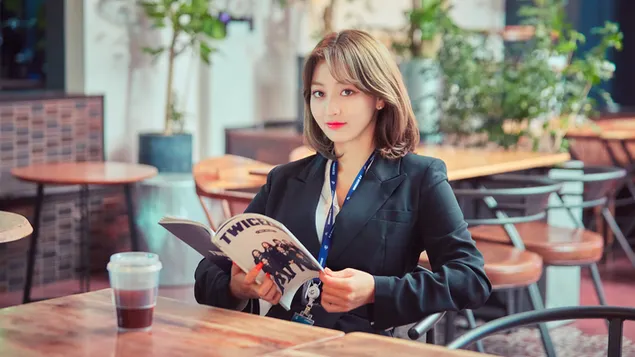 来自 Twice（K-Pop 乐队）的华丽 'Jihyo' 4K 壁纸