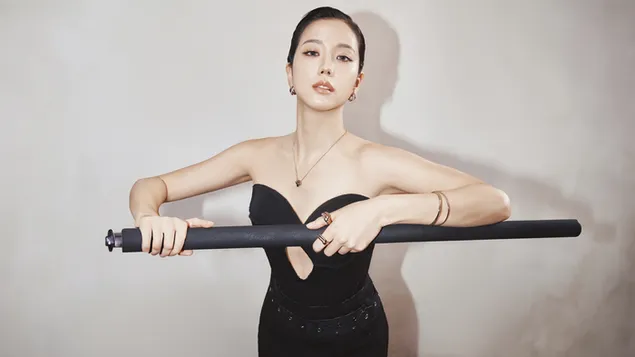 身穿黑色连衣裙的华丽“Jisoo” 8K 壁纸