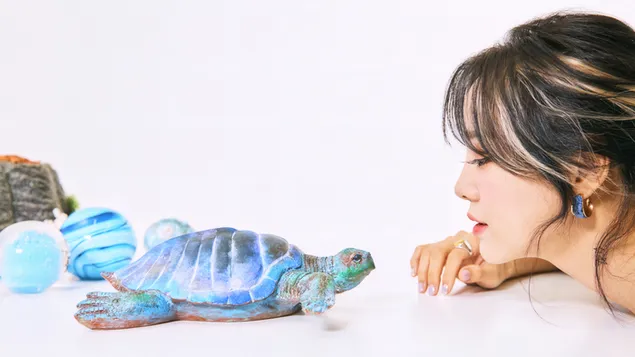 Wunderschöne 'Kim Sejeong' spielt mit Turtle 4K Hintergrundbild