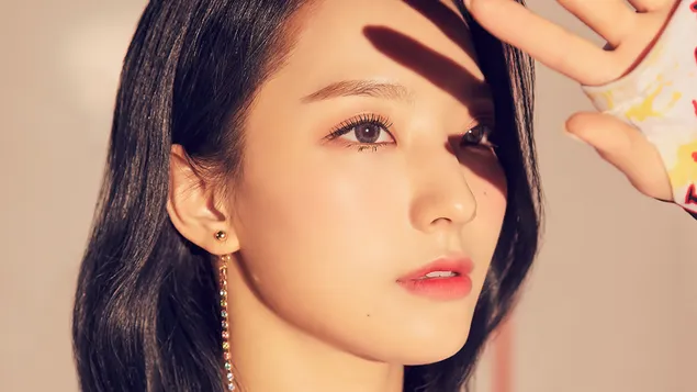 Prekrasna korejska glumica 'Saerom' iz Fromis 9 (K-Pop bend) 4K pozadina