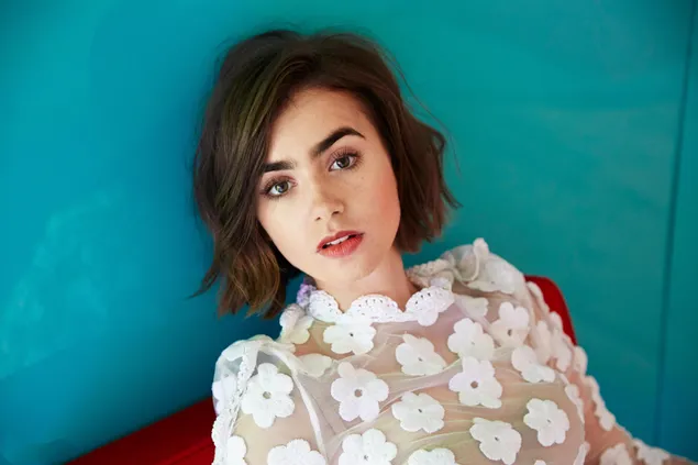 Hình nền 'Lily Collins' Rực Rỡ Trong Váy Hoa Trắng 4K