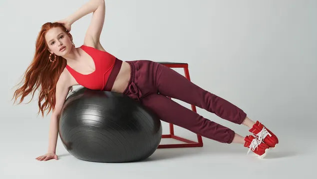 رائع "مادلين بيتش" | جلسة تصوير التمارين الرياضية 8K خلفية