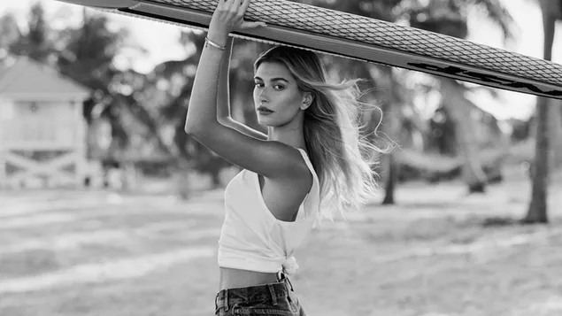 นางแบบที่งดงาม 'Hailey Baldwin' ในการถ่ายแบบ Elle (Monochrome BG) 4K วอลเปเปอร์