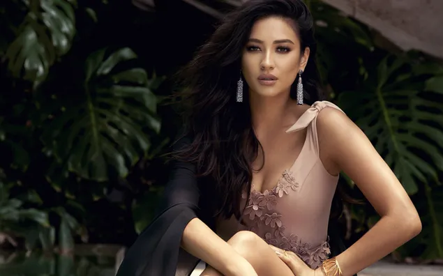 upea malli ''shay mitchell'' lataa