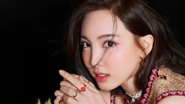 'More & More' MV에서 화려한 나연 [2020] 트와이스에서 촬영 (K-Pop 밴드) 4K 배경화면