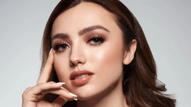 descarcare superba ,,peyton list'' in sedinta foto kiss cosmetics